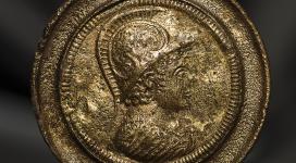 Bronz ruhakapcsoló tű; lelőhely: Nyíregyháza–Felsősima, Gyebrás-tanyától ÉK-re, M3 autópálya 161. lelőhely 202. sír, 2005; kor: császárkor, Kr. u. II–III. század