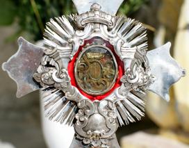 Szent Kereszt, körülötte Szaniszló Gonzága Lajos és Loyolai Ignác ereklyék ezüst tartóban. Kékkő, Felvidék