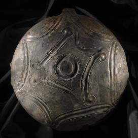 Tál, Kor: középső bronzkor, Füzesabonyi kultúra, Kr. e. XVIII–XV. század\r\n