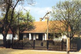 The building of the country house from the side of the Facade