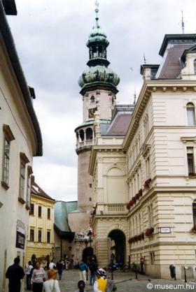 A soproni Várostorony  - lábánál a múzeum bejáratával