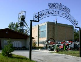 Az Oroszlányi Bányászati Múzeum bejárata
