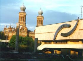 The gallery (background: the former synagogue)