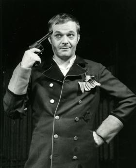 Darvas Iván Bluntschli szerepében / 1970 / Keleti Éva – MTI / George Bernard Shaw: A hős és a csokoládékatona, Pesti Színház, Budapest, 1970 – r.: Kapás Dezső