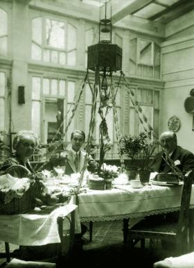 Grosschmid Géza, Grosschmid Gézáné és fiuk Márai Sándor a húsvéti asztalnál Kassán, 1925 körül, ismeretlen fotója az MNMKK PIM gyűjteményéből
