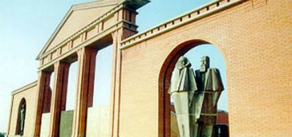 A Szoborpark bejárata a Lenin és a Marx és Engels páros szobraival