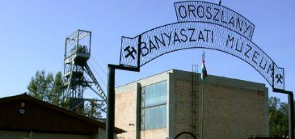 Az Oroszlányi Bányászati Múzeum bejárata