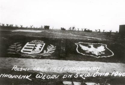 Magyar és lengyel címer az internálótáborban. Nagycenk, 1940.