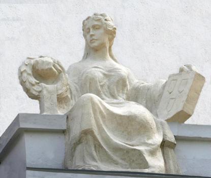 The statue ornament on the façade of the Laczkó Dezső Museum<br>
<i>(by the sculptors Lajos Bíró and Béla Farkas )</i><br