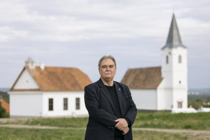 Dr. Cseri Miklós újabb öt évre a Skanzen élén Dr. Cseri Miklós újabb öt évre a Skanzen élén