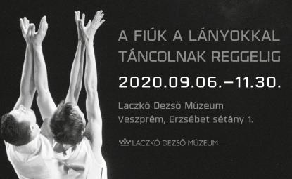 A fiúk a lányokkal táncolnak reggel