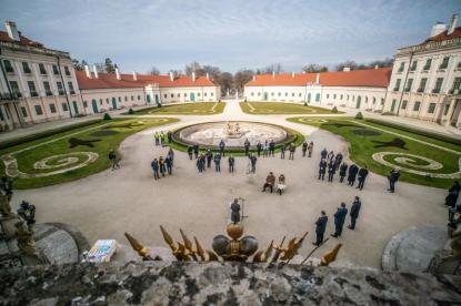 Lerakták a fertődi Esterházy-kastély 4 milliárd 252 millió forintos, részben európai uniós, részben hazai forrásból 2022 őszéig megvalósuló turisztikai célú fejlesztésének alapkövét pénteken.\r\n Lerakták a fertődi Esterházy-kastély 4 milliárd 252 millió forintos, részben európai uniós, részben hazai forrásból 2022 őszéig megvalósuló turisztikai célú fejlesztésének alapkövét pénteken.\r\n
