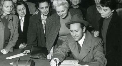 Békekölcsönjegyzés a Nemzeti Színházban, elöl Bessenyei Ferenc, 1952. szeptember 25.