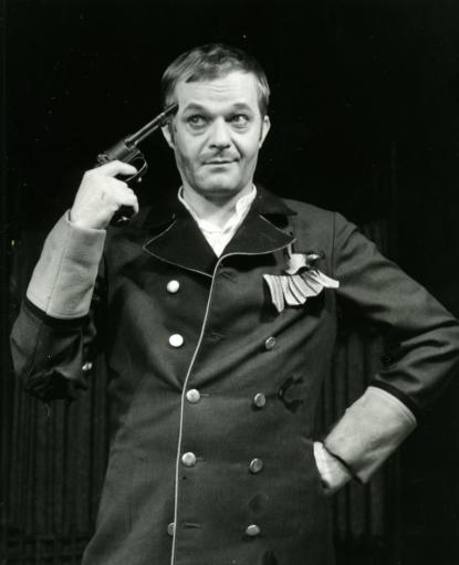 Darvas Iván Bluntschli szerepében / 1970 / Keleti Éva – MTI / George Bernard Shaw: A hős és a csokoládékatona, Pesti Színház, Budapest, 1970 – r.: Kapás Dezső