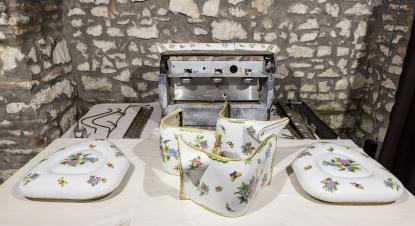 Pécs nagy múltú cukrászdája, a Caflish cukrászda egykori herendi porcelán burkolatú kávégépe - restaurálás előtt