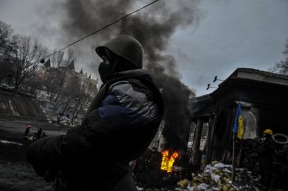 Egy tüntető őrt áll a Dinamo stadionnál álló barikádon