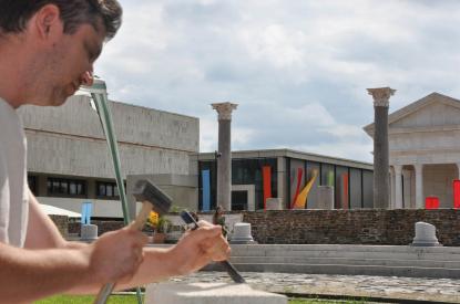 Kőfaragó az Iseum előtt Kőfaragó az Iseum előtt