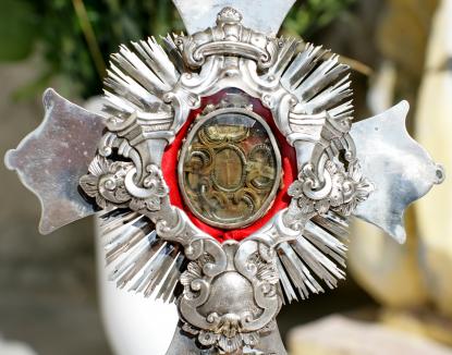 Szent Kereszt, körülötte Szaniszló Gonzága Lajos és Loyolai Ignác ereklyék ezüst tartóban. Kékkő, Felvidék