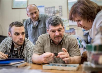 Türk Attila régész vizsgál egy 9. századi tárgyat orosz és magyar régészek társaságában az oroszországi Izsevszk múzeumában. Türk Attila régész vizsgál egy 9. századi tárgyat orosz és magyar régészek társaságában az oroszországi Izsevszk múzeumában.