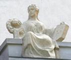 A Laczkó Dezső Múzeum homlokzatán található szobordísz<br>
<i>(Bíró Lajos és Farkas Béla szobrászművészek alkotása)</i><br>