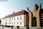 A múzeum és a Porcelángyár épülete