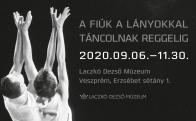 A fiúk a lányokkal táncolnak reggel