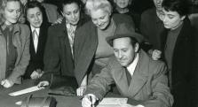 Békekölcsönjegyzés a Nemzeti Színházban, elöl Bessenyei Ferenc, 1952. szeptember 25.