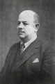 Dr. Frankl Áron (1880) fogorvos, kisgazda politikus, akit a feleségével pár nappal a második világháború vége előtt tömegsírba lőttek.