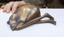 Fischer György: Fülöp, 1995, bronz, 19x6 cm