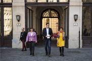 Karácsony Gergely főpolgármester (k), Gy. Németh Erzsébet (b) és Tüttő Kata főpolgármester-helyettesek érkeznek a koronavírussal kapcsolatos fővárosi intézkedésekről tartott sajtótájékoztatóra