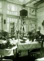 Grosschmid Géza, Grosschmid Gézáné és fiuk Márai Sándor a húsvéti asztalnál Kassán, 1925 körül, ismeretlen fotója az MNMKK PIM gyűjteményéből