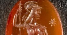 Álló Mars Ultor szemből, feje oldalra fordítva, páncélruhában, sisakban, hosszú szárú saruban. 