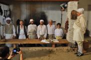 Sorakozó a főszakács előtt - a Lakoma c. film egyik jelenetében<br>Fotó: Nagy Gyöngyvér, Csíki Székely Múzeum