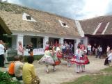 2007. Regionális találkozó, Szekszárd. Néptáncosok az Őcsényi Tájház udvarán 2007. Regionális találkozó, Szekszárd. Néptáncosok az Őcsényi Tájház udvarán