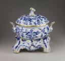 Levesestál fedéllel - kör alapú, ún. hagymadekorral (12 személyes asztali készlet része). Meisseni Porcelángyár, 1920 körül