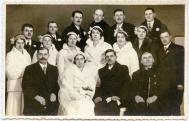 Ismeretlen pár az örömapákkal, a koszorúslányokkal és legényekkel, 1930-as évek második fele.