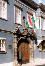 A múzeumépület kapuzata