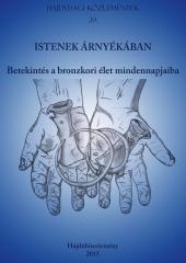 Istenek árnyékában