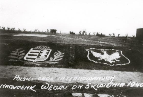 Magyar és lengyel címer az internálótáborban. Nagycenk, 1940.