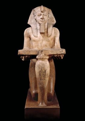 <b>II. Ramszesz szobra</b><br><br>
19. dinasztia (Kr. e. kb. 1279 - 1213), mészkő<br><br>
Magasság 153 cm<br>
Szélesség 60 cm<br>
Mélység 88 cm<br><br>

Származási helye: Abüdosz
London, British Museum