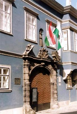 A múzeumépület kapuzata