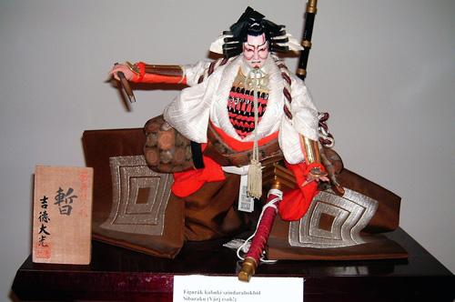 Figurák kabuki színdarabokból: Sibaraku (Várj csak!)