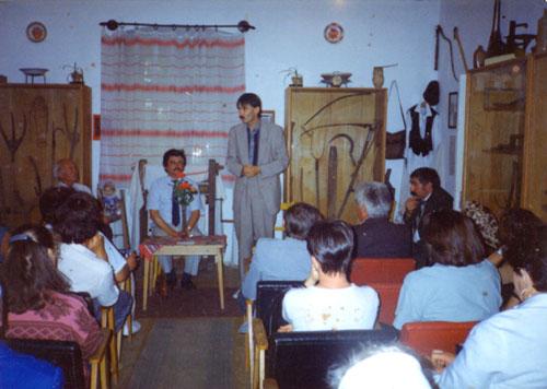 Előadás a néprajzi gyűjtemény termében (1994)