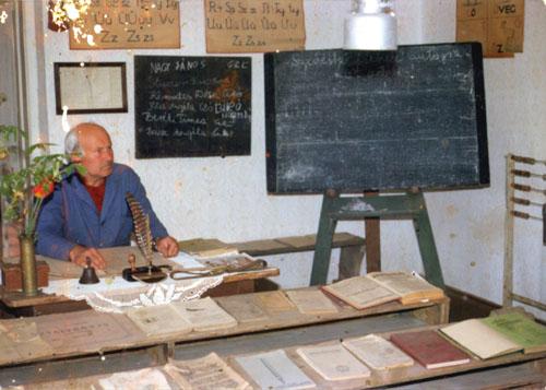 Beszélgetés Takács Zsuzsa és Kopfinger András újságírókkal az Iskolatörténeti kiállítás termében (1988)