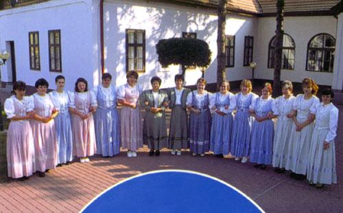 A Csipkeház épülete a halasi csipkevarrókkal