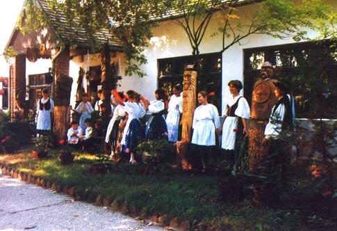 Hagyományőrzők a faluház előtt