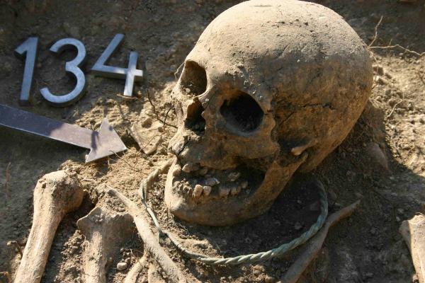 10-11. századi női sír nyakpereccel