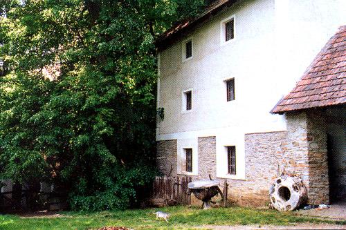 A malom az udvar felől