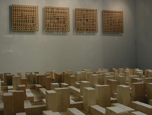 Egy nagy téglakép. Hosszúság, szélesség, magasság, mélység.