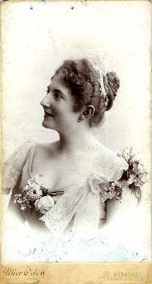 Carola Cecília „ragyogóan szép nő volt. Afféle: Pompadour-figura. Magas, telt idomú, huncutszemű, érett asszonyszépség, a legfinomabb bokával, a legszebb ívelésű szájjal” – így emlékezett rá a 8 Órai Újság riportere 1930-ban. \r\n